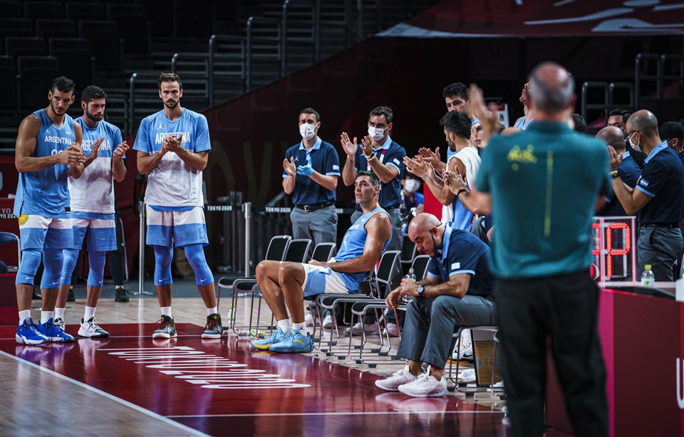41歲的Luis Scola，最後一次代表阿根廷出賽，在奧運8強戰敗給澳洲出局後，結束了他的籃球生涯。全場人員向他站立鼓掌致敬。