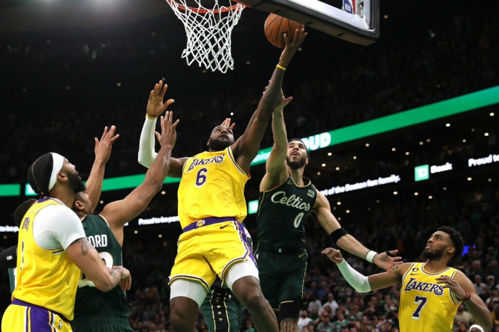 NBA裁判協會就Lakers對Celtics的比賽最後的漏判，作出道歉。當時Jayson Tatum明顯打中LeBron James的手，但球証卻沒有吹判。（圖片：網絡圖片）