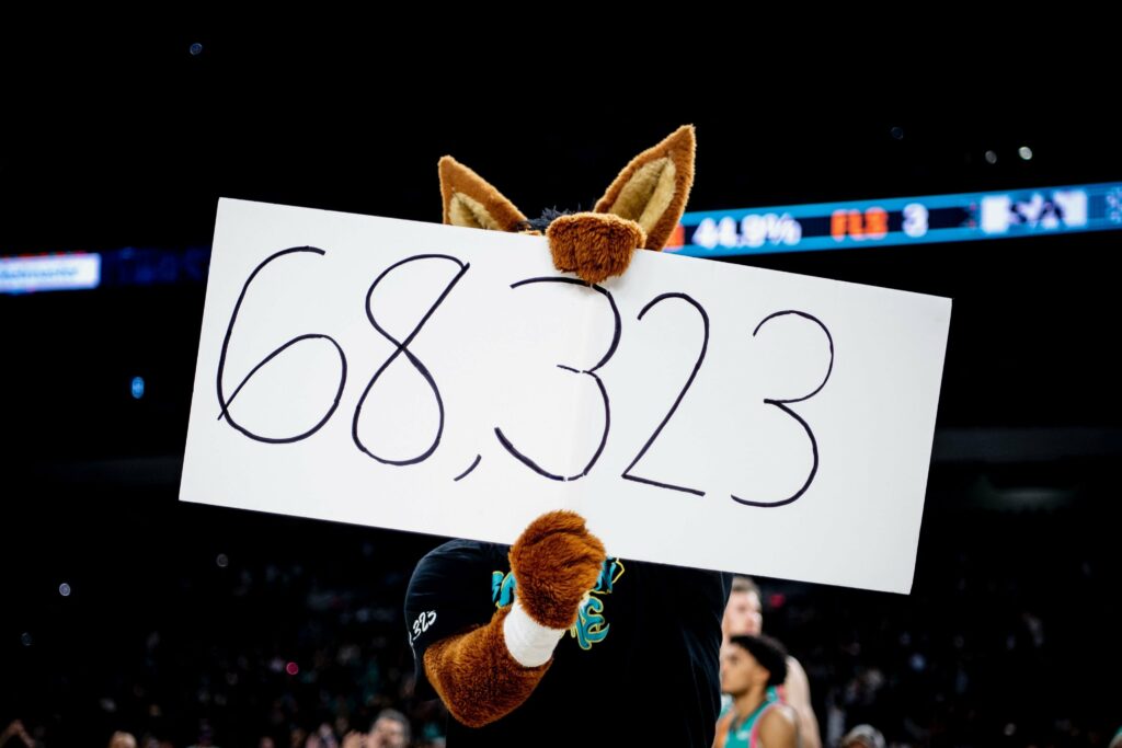 重返昔日曾經的多用途主場館Alamodome作賽，並碌得破NBA常規賽紀錄的68,323名觀眾入場觀賞賽事。（圖片：Spurs）