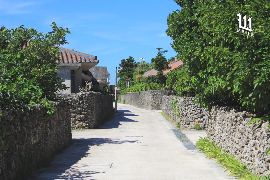 The First Slam Dunk - 沖繩很多鄉村，都擁有這樣的石牆小巷，宮城良田一家就是住在這些房屋裡邊。