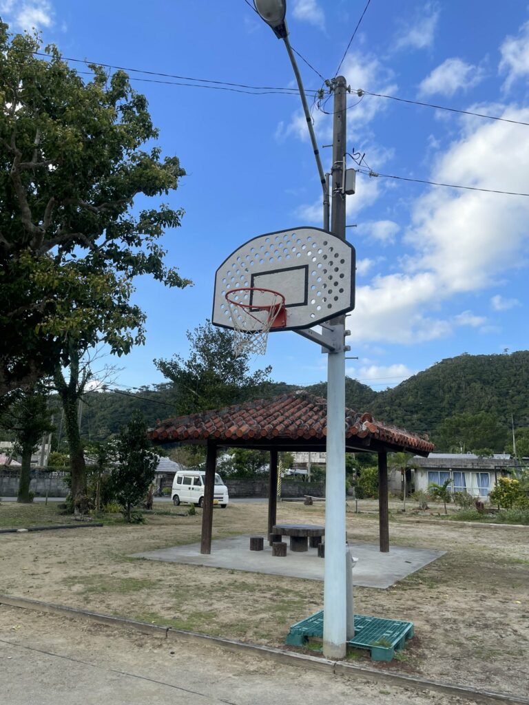 《The First Slam Dunk》裡，宮城良田小時候跟宮城宗太打籃球的籃球場，原型是沖繩名護市汀間區的一個籃球場，同樣在海邊，擁有獨特的籃板形狀。（圖片：網絡圖片）