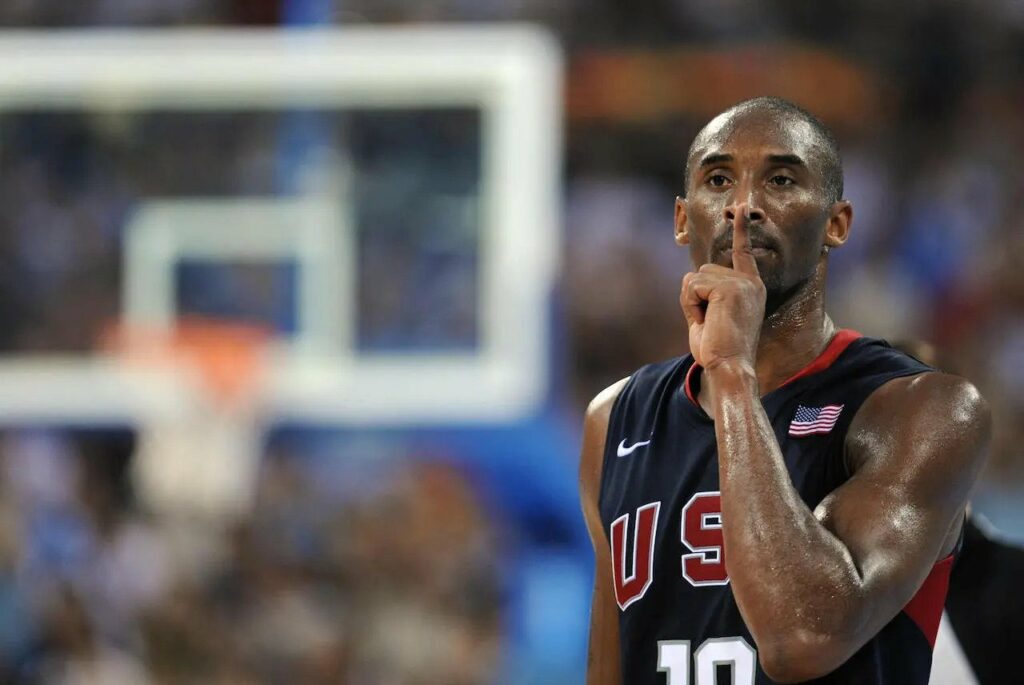 2008年北京奧運，Kobe Bryant在決賽最後時刻命中關鍵三分球，做出「噓」的手勢，成為他在FIBA國際賽的經典鏡頭。（圖片：網絡圖片）