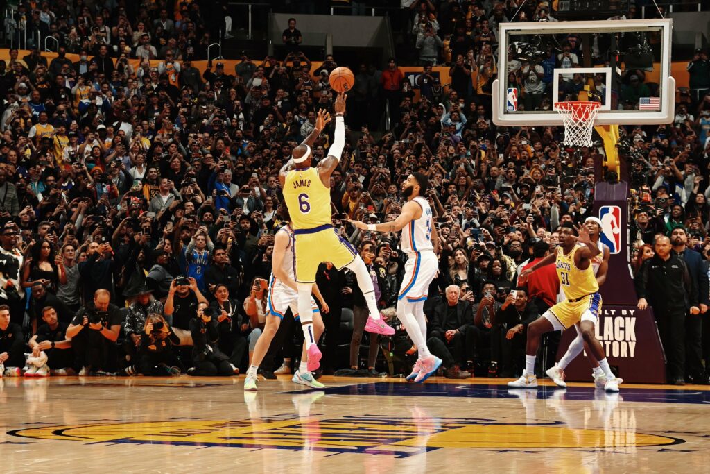 LeBron James憑這一記跳投，打破了「天勾」Kareem Abdul-Jabbar的NBA歷史總得分紀錄，成為NBA歷史總得分榜上的第一名。（圖片：Bleacher Report）