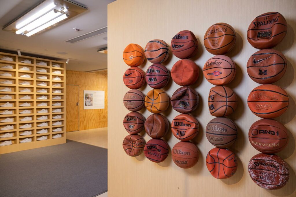 藝術家Tyrell Winston收集被丟棄的籃球圈及球網、籃球，表達他對運動狂熱的探索。（圖片：置地廣塲）
