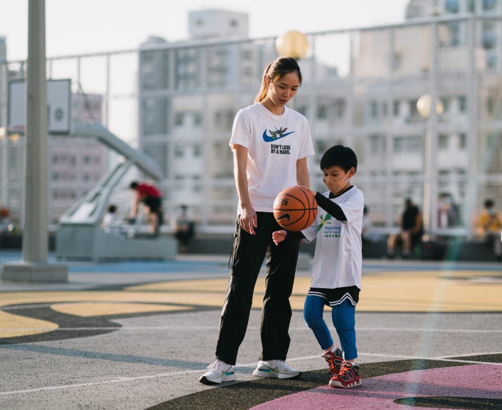 「Made To Play」社區專案，與本地非牟利團體《凝動香港體育基金》合作，為貧困兒童提供持續的籃球訓練計畫，並由香港本地籃球員劉芳盈（左）執教。