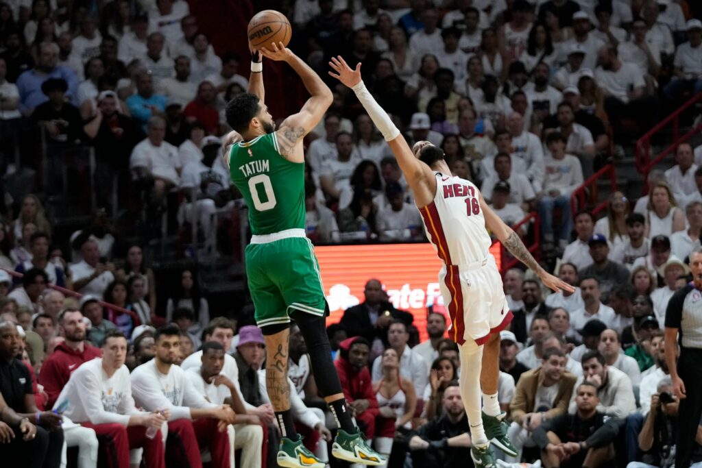 過去三場表現失色的Jayson Tatum，今天在第四節7投5中，攻入11分，全場得33分，助Celtics取勝。（圖片：Boston.com）