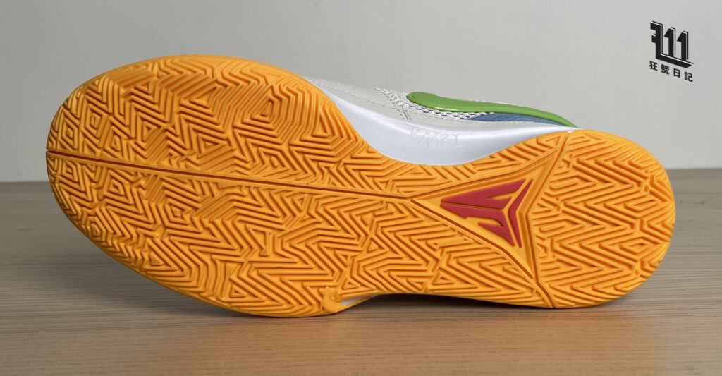 Nike Ja 1的鞋底紋路是「人」字型，有助向前及起跳，而且XDR橡膠底，耐磨性高。