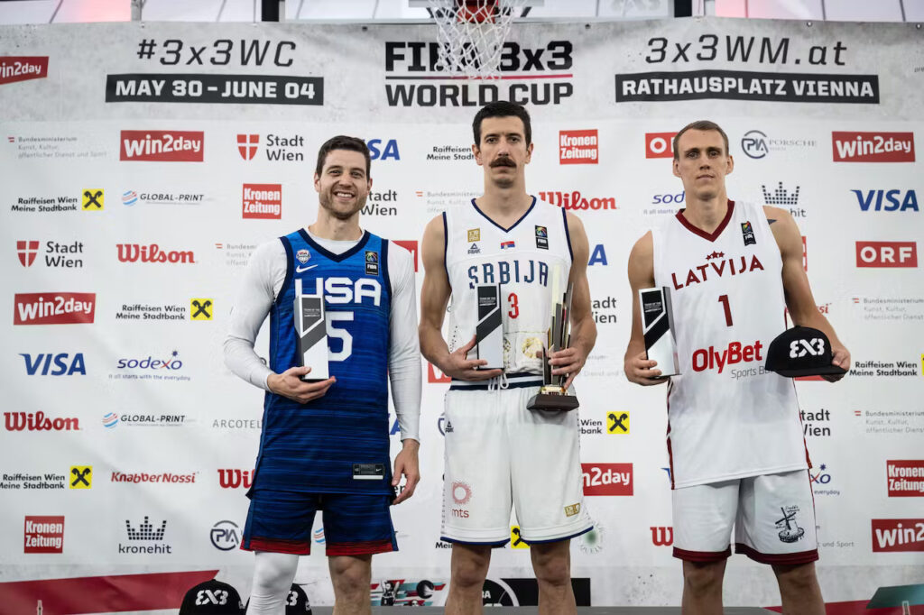 塞爾維亞的Strahinja Stojacic、美國的Jimmer Fredette，以及拉脫維亞的Nauris Mieizis獲選為最佳陣容。（圖片：FIBA）