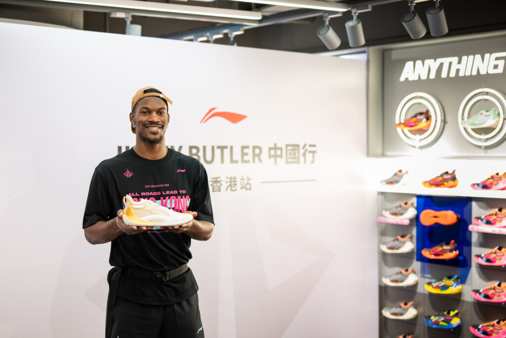 Jimmy Butler今次來到香港，還帶來了香港限定配色「逐輝—白金」的個人專屬簽名籃球鞋JB 1。