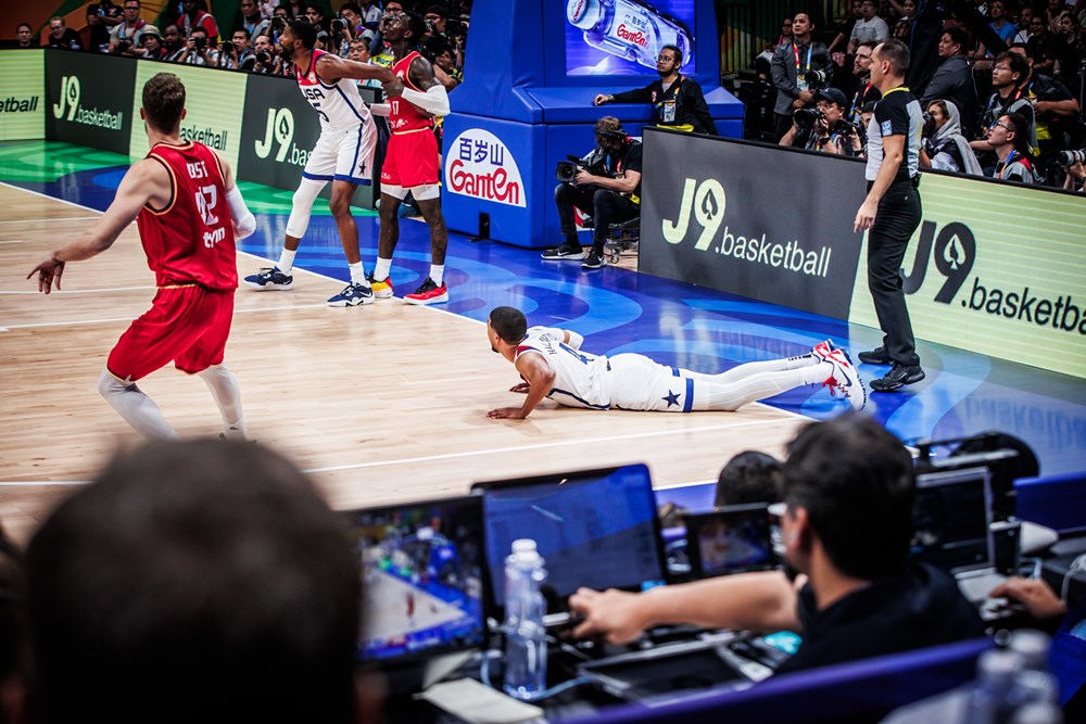 德國的Andreas Obst（紅衫42號）在比賽最後一分鐘，命中關鍵三分球，為德國取得重大的領先優勢，最終擊敗美國，隊史首次晉級FIBA籃球世界盃決賽。（圖片：FIBA）