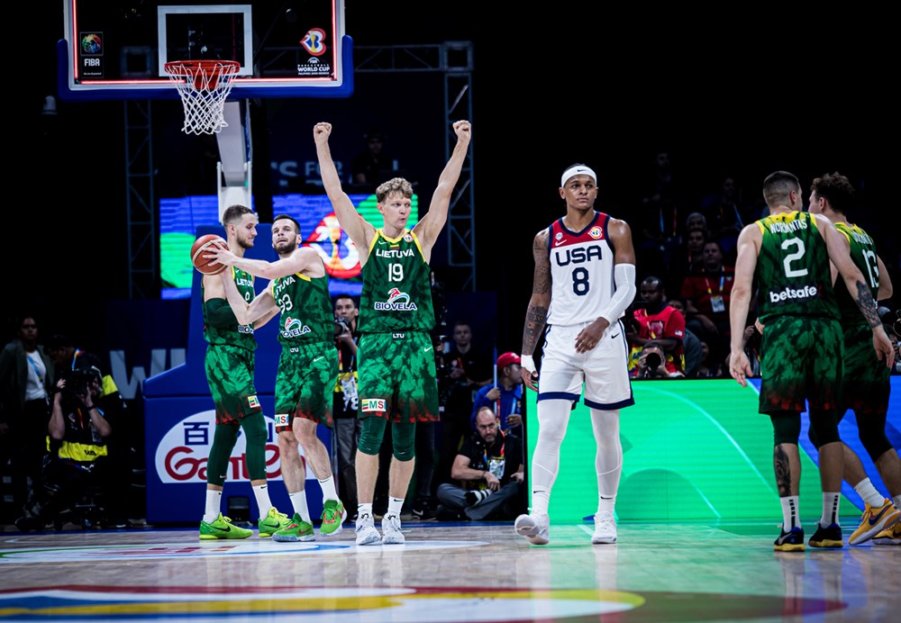 立陶宛（綠色）在內線及外線均發揮出色，成功擊敗美國隊。（圖片：FIBA）