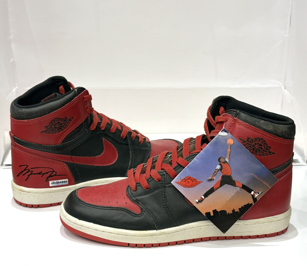 Michael Jordan的簽名籃球鞋也將會展出。