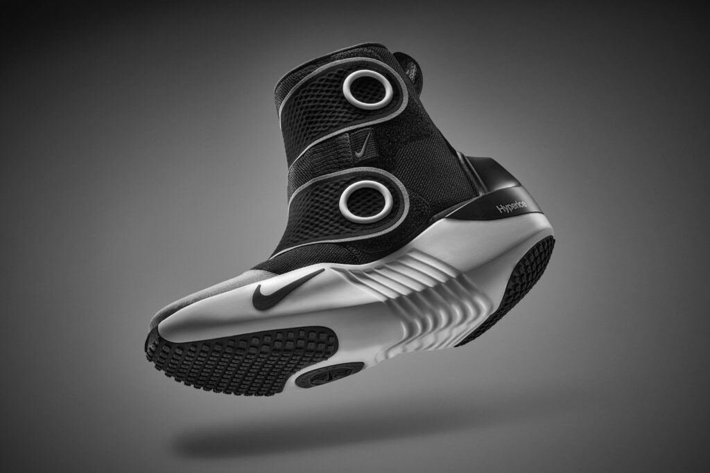 Nike x Hyperice合作鞋款是一雙可穿戴和移動的高筒鞋款，可按照需求為運動員的雙腳和腳踝提供加熱和動態空氣壓縮按摩。