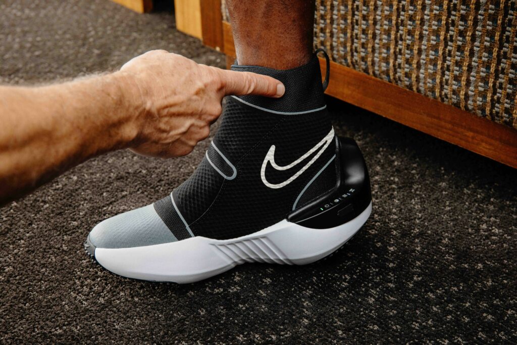 Nike x Hyperice合作鞋款是一雙可穿戴和移動的高筒鞋，可按照需求為運動員的雙腳和腳踝提供加熱和動態空氣壓縮按摩。